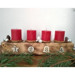 Adventsbalken aus Holz mit roten Kerzen und Glaskugeln/ Adventsgesteck / Adventsdeko