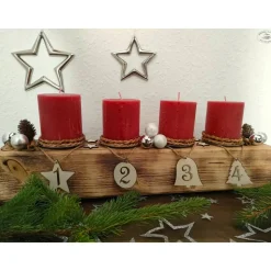 Adventsbalken aus Holz mit roten Kerzen und Glaskugeln/ Adventsgesteck / Adventsdeko