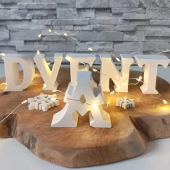 Adventsdeko Buchstaben – Handgefertigte Schriftzüge für festliche Adventsarrangements