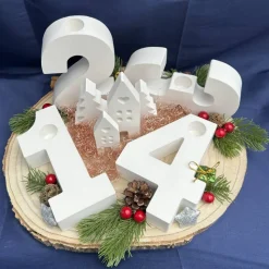 Advents-Deko mit Zahlen 1–4 & Winterdorf auf Baumscheibe – handgefertigte Weihnachtsdeko mit Stabkerzenhaltern