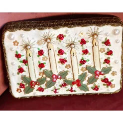 Adventsdekoration aus Holz & Leinen handgemacht– Adventskerzen aus Emaille mit Stickerei und Perlen zum Aufhängen