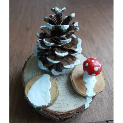 Adventsdekoration  Tannenbaum verschneit Zapfen Kiefer natur mit Fliegenpilz beleuchtet