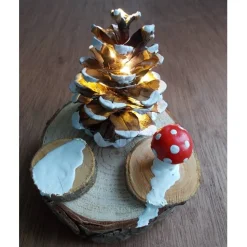 Adventsdekoration  Tannenbaum verschneit Zapfen Kiefer natur mit Fliegenpilz beleuchtet