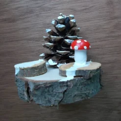 Adventsdekoration  Tannenbaum verschneit Zapfen Kiefer natur mit Fliegenpilz beleuchtet