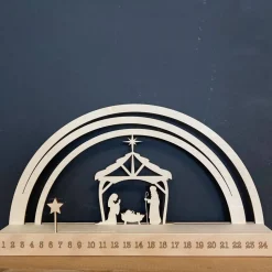 Adventskalender aus Holz mit Krippenszene – Skandinavische Weihnachtsdeko individuell gestalten
