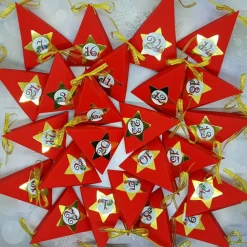 Adventskalender befüllt mit 24 goldfarbenen, handgefertigten Dekoanhängern aus Kristallglas, Holz, Acryl & Metall