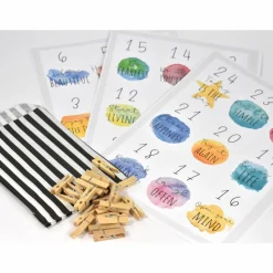 Adventskalender DIY mit Kraftpapiertüten, Zahlen und Holzklammern mir spirituellen Motiven