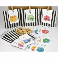 Adventskalender DIY mit Kraftpapiertüten, Zahlen und Holzklammern mir spirituellen Motiven
