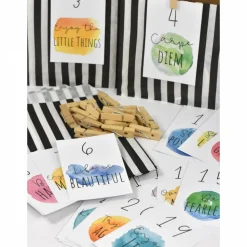 Adventskalender DIY mit Kraftpapiertüten, Zahlen und Holzklammern mir spirituellen Motiven