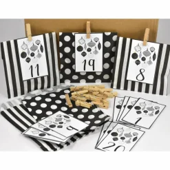 Adventskalender DIY mit Kraftpapiertüten, Zahlen und Holzklammern mir grafischen Motiven