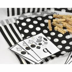 Adventskalender DIY mit Kraftpapiertüten, Zahlen und Holzklammern mir grafischen Motiven