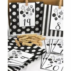 Adventskalender DIY mit Kraftpapiertüten, Zahlen und Holzklammern mir grafischen Motiven