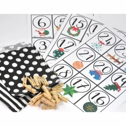 Adventskalender DIY mit Kraftpapiertüten, Zahlen und Holzklammern mir grafischen Motiven