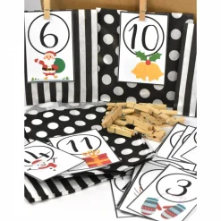 Adventskalender DIY mit Kraftpapiertüten, Zahlen und Holzklammern mir grafischen Motiven