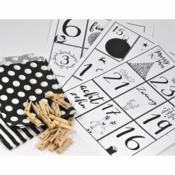 Adventskalender DIY mit Kraftpapiertüten, Zahlen und Holzklammern mir grafischen Motiven
