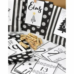 Adventskalender DIY mit Kraftpapiertüten, Zahlen und Holzklammern mir grafischen Motiven