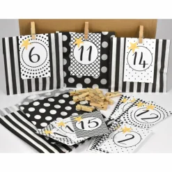 Adventskalender DIY mit Kraftpapiertüten, Zahlen und Holzklammern mir grafischen Motiven
