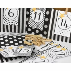 Adventskalender DIY mit Kraftpapiertüten, Zahlen und Holzklammern mir grafischen Motiven
