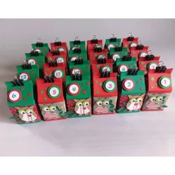 Adventskalender hergestellt aus 24 kleinen Milchkartons in rot und grün