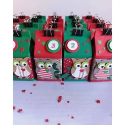 Adventskalender hergestellt aus 24 kleinen Milchkartons in rot und grün