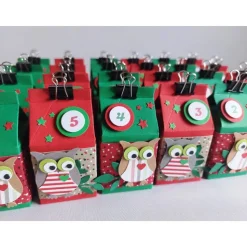 Adventskalender hergestellt aus 24 kleinen Milchkartons in rot und grün