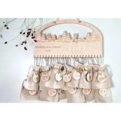 Adventskalender Holz 38×21 cm – Winterlandschaft mit Rehen, Acryl-Name, Lederband | Brett, Zahlen oder Komplettset