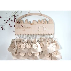 Adventskalender Holz 38×21 cm – Winterlandschaft mit Bär, Acryl-Name, 4 mm Birke | Brett / Zahlen / Komplettset