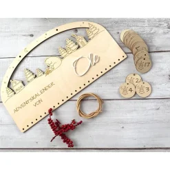 Adventskalender Holz 38×21 cm – Winterlandschaft mit Bär, Acryl-Name, 4 mm Birke | Brett / Zahlen / Komplettset