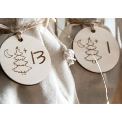 Adventskalender Holz 38×21 cm – Winterlandschaft mit Bär, Acryl-Name, 4 mm Birke | Brett / Zahlen / Komplettset