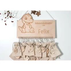 Adventskalender Holz Drache personalisiert 36×24 cm | Brett, Zahlenanhänger oder Komplettset mit Beuteln