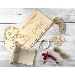 Adventskalender Holz Drache personalisiert 36×24 cm | Brett, Zahlenanhänger oder Komplettset mit Beuteln