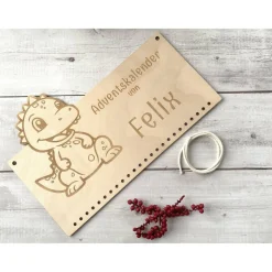 Adventskalender Holz Drache personalisiert 36×24 cm | Brett, Zahlenanhänger oder Komplettset mit Beuteln