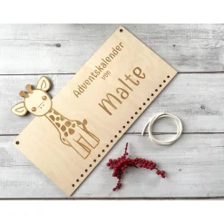 Adventskalender Holz „Giraffe“ personalisiert 36×24 cm – Brett / mit Zahlen / Komplettsets mit Beuteln