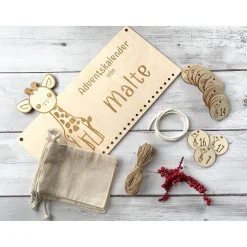 Adventskalender Holz „Giraffe“ personalisiert 36×24 cm – Brett / mit Zahlen / Komplettsets mit Beuteln