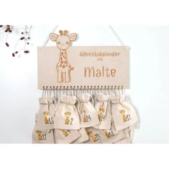 Adventskalender Holz Giraffe personalisiert 36×24 cm | Brett oder Komplettset mit bedruckten Beuteln