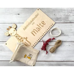 Adventskalender Holz Giraffe personalisiert 36×24 cm | Brett oder Komplettset mit bedruckten Beuteln