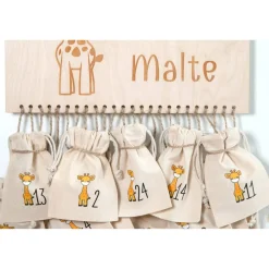Adventskalender Holz Giraffe personalisiert 36×24 cm | Brett oder Komplettset mit bedruckten Beuteln
