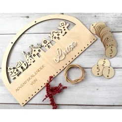 Adventskalender Holz „Lebkuchenhäuser“ 38×23 cm | Acryl-Name in Weiß | Sets mit Stern-Zahlen & Beuteln