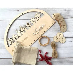 Adventskalender Holz „Lebkuchenhäuser“ 38×23 cm | Acryl-Name in Weiß | Sets mit Stern-Zahlen & Beuteln