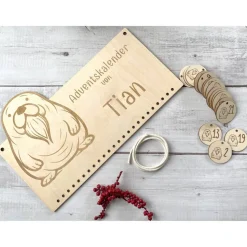 Adventskalender Holz Seelöwe 36×22 cm – personalisiert mit Namen | Brett, Zahlen oder Komplettset mit Beuteln