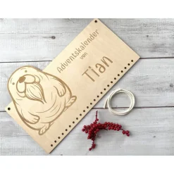 Adventskalender Holz Seelöwe 36×22 cm – personalisiert mit Namen | Brett, Zahlen oder Komplettset mit Beuteln