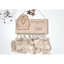 Adventskalender Holz Seelöwe 36×22 cm – personalisiert mit Namen | Brett, Zahlen oder Komplettset mit Beuteln