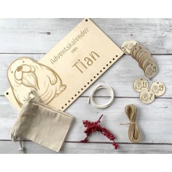 Adventskalender Holz Seelöwe 36×22 cm – personalisiert mit Namen | Brett, Zahlen oder Komplettset mit Beuteln