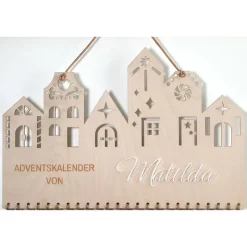 Adventskalender Holz „Weihnachtsstadt“ 38×25 cm | Acryl-Name (weiß) | Zahlenanhänger Sterne | Komplettset