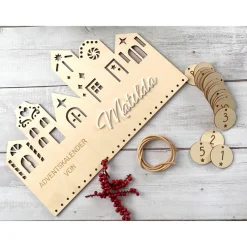 Adventskalender Holz „Weihnachtsstadt“ 38×25 cm | Acryl-Name (weiß) | Zahlenanhänger Sterne | Komplettset