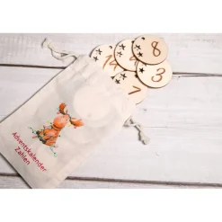 Adventskalender Holz „Weihnachtsstadt“ 38×25 cm | Acryl-Name (weiß) | Zahlenanhänger Sterne | Komplettset