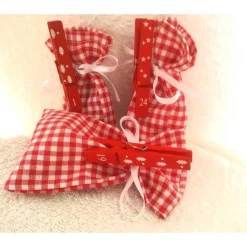 Adventskalender in Rot-Weiß mit roten Wäscheklammer-Zahlen von Hobbyhaus