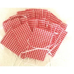 Adventskalender in Rot-Weiß mit roten Wäscheklammer-Zahlen von Hobbyhaus