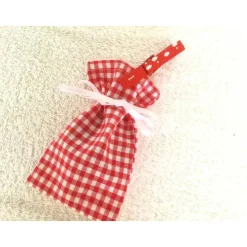 Adventskalender in Rot-Weiß mit roten Wäscheklammer-Zahlen von Hobbyhaus