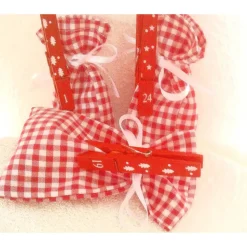 Adventskalender in Rot-Weiß mit roten Wäscheklammer-Zahlen von Hobbyhaus